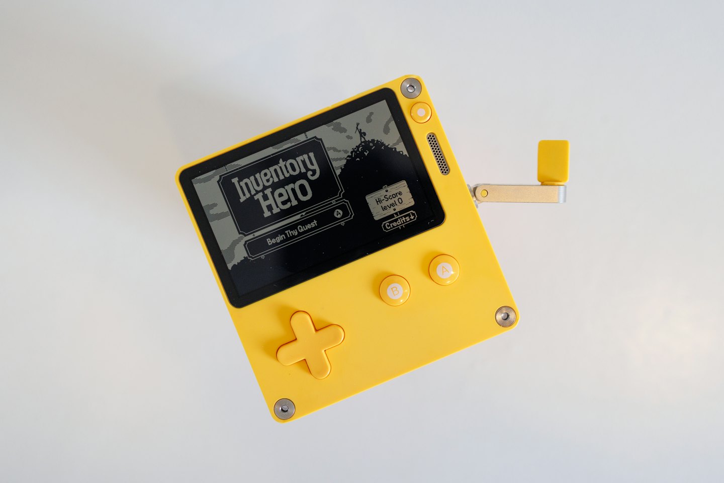 Console portátil amarelo exibindo o menu de um jogo.