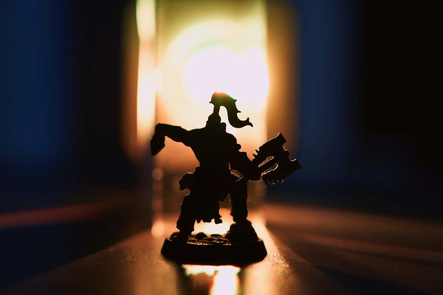 Miniatura de um guerreiro com machado, em contraluz sobre uma superfície reflexiva