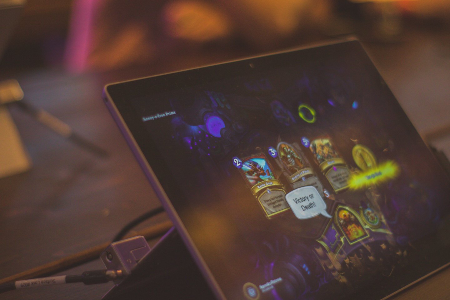 Tablet sobre uma mesa exibindo uma partida de jogo de cartas digital